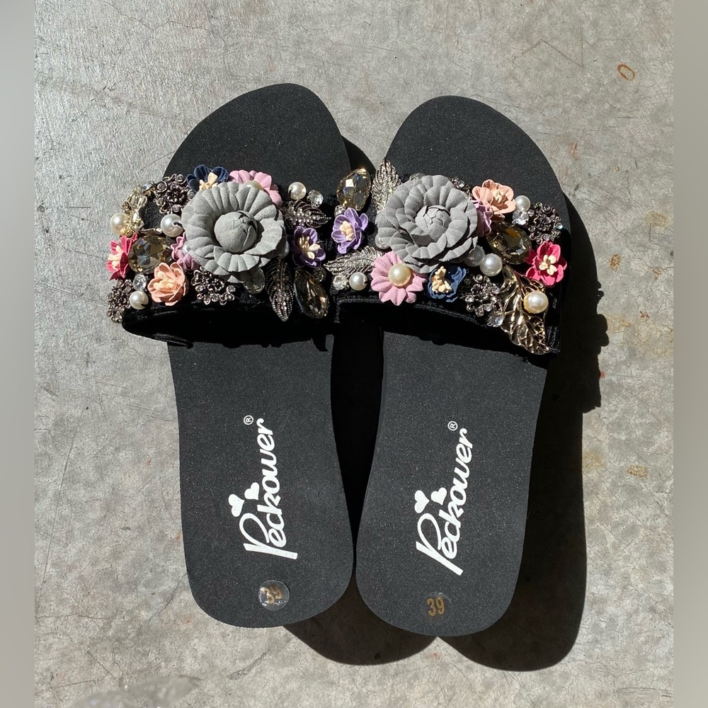 3 for $8 - NWOT Women’s slipper with lots of flowers - US7-8